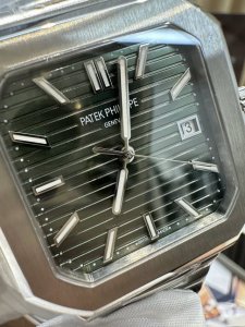 颜值暴击！鹦鹉螺的“方脸兄弟” 45Mm方形圆角表壳：打破p %圆形表惯例，融合方形、圆形、八角形元素，既有鹦鹉螺的经典线条，又自带硬朗气场！ 水平横纹浮雕表盘