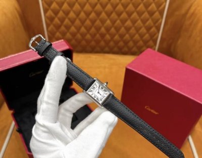 卡地亚新版坦克小号手表 坦克系列Wsta0042 新版小号 这款坦克务必劝你们人手一只！ 新版坦克表壳边框设计圆润，中性方形表盘和这种“柔”的风格对撞，两种不同