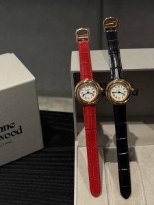 卡地亚小旋风Trinity系列女神表，与许许多多非圆即方的腕表相比，这款表的表壳设计成了螺旋状，既新颖又特别，因此外界取名为小旋风。中古表当然要配罗马刻度奶油盘