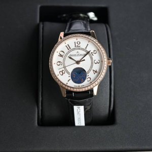 新款积家约会系列Jaeger-Lecoultre 女士腕表浪漫登场 。腕表尺寸34Mm 厚度8.9Mm，表圈一共镶有60颗Vs1.5顶级真钻石 共重0.69 克