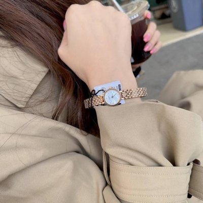 2630年独家新款！ 天梭小可爱系列石英女表，该系列腕表绚丽夺目，以小巧华丽的女性化圆形表壳彰显华贵。表带可作为首饰宽松的进行佩戴，令您闪耀迷人光芒，该表诠释了