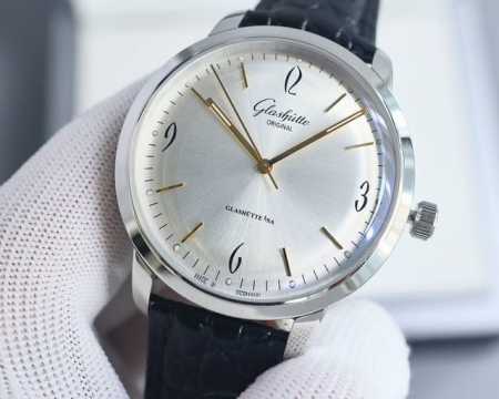 白 -玫 Tw Factory 匠心独具.格拉苏蒂60年代复古男士腕表 简单大气三针经典款式永远不会过时 表镜 ：由整块蓝宝石玻璃打磨而成的弧形锅盖镜面。 佩戴 - 点击图像关闭