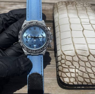 劳力士Rolex宇宙迪通拿系列之碳纤维定制版，腕表不仅佩戴轻便，外表坚硬。且每一只腕表都拥有独一无二的碳纤花纹。 表壳 腕表尺寸40X11.3吻合原装。整个壳套