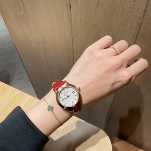 Jaeger-Lecoultre 积家爆卖女款年度最佳款 蓝宝镜面不怕花，进口机芯走时准 尺寸：33Mm 厚度：10Mm 家人们，闭眼入