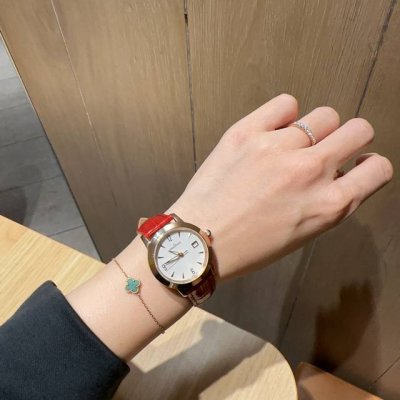 Jaeger-Lecoultre 积家爆卖女款年度最佳款 蓝宝镜面不怕花，进口机芯走时准 尺寸：33Mm 厚度：10Mm 家人们，闭眼入