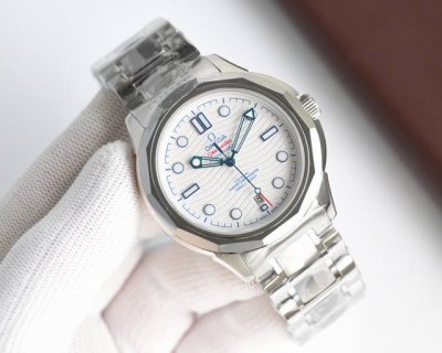 品牌 欧米加 类型 男士腕表 机芯 日本机械机芯8215 材质 316L精钢表壳 表镜 蓝宝石玻璃镜面 皮质 精钢表链钨钢带 尺寸 直径40Mm 厚度12Mm