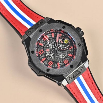 Hublot Big Bang Ferrari Titanium F4 系列 材质 表壳：钛金属，经拉丝与微珠喷砂处理，壳侧融入黑色复合树脂与碳纤维夹层工艺。