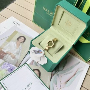 新品 Lola Rose罗拉玫瑰蜂巢系列小众轻奢高级女表 此款手表融合经典的Art Deco风格 双宝石表盘 结合闪耀的金色表带 六边形 高精度切割玛瑙与金蝶贝