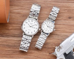 白壳： 、金壳： 、钢带20 浪琴 情侣对表 原装进口石英机芯 矿物质玻璃镜面 316L精钢表壳 直径男40Mm女30Mm 厚8Mm如果今天的阳光停止了它耀眼的