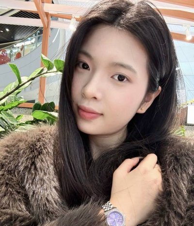 紫色更有韵味～果然没错 第一个西太后紫色小表盘！ 好喜欢爱不释手～ 表盘Blingbling闪～ 日常通勤搭配毛衣超显气质 跟我这个衣服搭配，好有富贵感～ 尊嘟