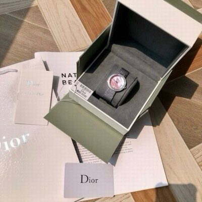 特价 。Dior迪奥La Ｄ De 系列，瑞士进口石英机芯，表径～28Mm，百搭尺寸不挑人，316L不锈钢米兰表带，方便穿戴搭扣，珍珠贝母表盘，抛光处理太子妃指