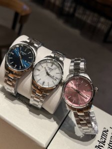 天梭pr00系列经典款首发石英女表，该系列腕表绚丽夺目，以小巧华丽的女性化圆形表壳彰显华贵。表带可作为首饰宽松的进行佩戴，令您闪耀迷人光芒，该表诠释了“可爱”一