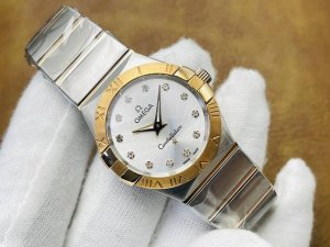 Oe Factory2023诚意推荐 V3升级版 欧.米茄omega 双鹰星座系列腕表 1直径27毫米 2搭载瑞士石英机芯 跟正品一样的功能 3蓝宝石玻璃镜面