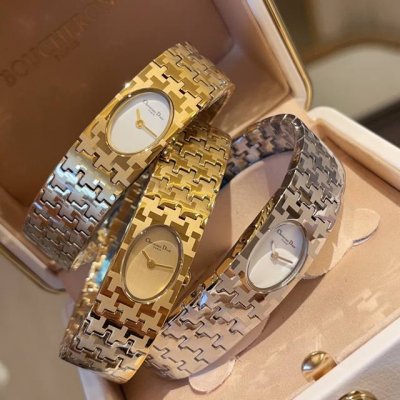 diro中古表。 高级感拉满 Vintage中古表带给我的惊喜 Dior千鸟格。Dior一直是优雅的代名词，但实在没想到中古表麦穗会这么好看。 没有很张扬，银色