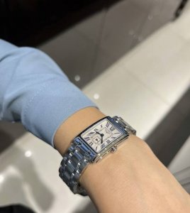 浪琴黛绰维纳中号基本适合任何手围！ 经典的蓝色罗马刻度复古优雅，放射性太阳纹路立体有质感，上手休闲时尚显气质，钢带可以更换成皮表带，两种风格任意切换！性价比也是