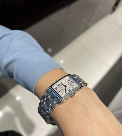 浪琴黛绰维纳中号基本适合任何手围！ 经典的蓝色罗马刻度复古优雅，放射性太阳纹路立体有质感，上手休闲时尚显气质，钢带可以更换成皮表带，两种风格任意切换！性价比也是