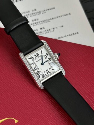 Gg出品 蓝宝瑞机 送绒布包装袋 年卡地亚全新推出的Tankmust腕表。It Must Be A Tank在所有经典的卡地亚坦克腕表里面，如果要拥有一只作为日