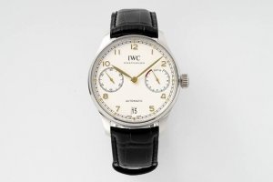 1890Zf Iwc万国 葡萄牙系列7天动能机械腕表 型号Iw500713。Iwc葡萄牙系列诞生于20世纪30年代，设计堪称典范，不仅尺寸醒目，更饰有简约的阿拉