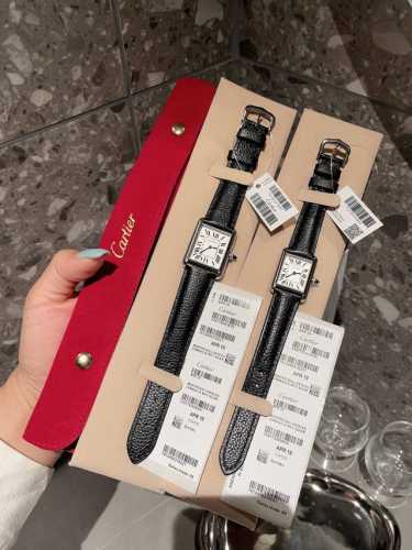 皮带款白 金 配绒布袋 Factory 卡地亚 Cartier 坦克系列则推出Tank Must腕表，表盘由经典罗马刻度显示 搭配Must 系列方尖蓝宝石把头，