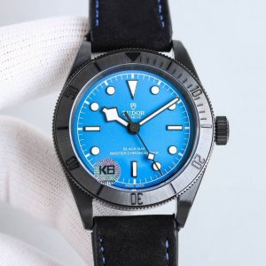 Gr新品: 帝陀碧湾黑武士背透腕表 暗夜之眼，窥见机械之美 **深邃如夜，锋芒毕露。 帝陀碧湾黑武士背透腕表，承袭黑武士系列的硬朗风格，更以通透表背，将精密机械