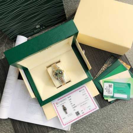 劳力士rolex女款蚝式日志型腕表！年度最火的绿色字面表盘，镶嵌10颗vs级别天然真钻时标！每一块表都中国gtc权威机构出具的真钻证书！表盘尺寸31毫米。采用9 - 点击图像关闭