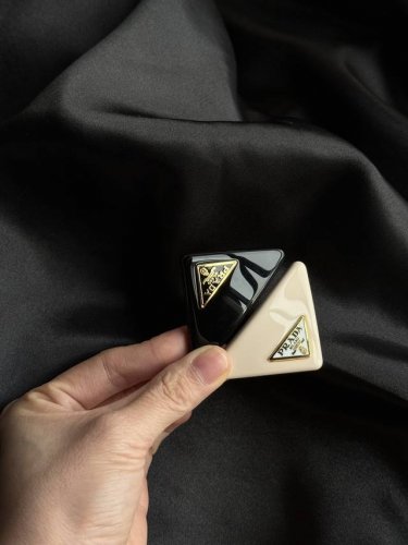 prada发饰真的太冷门啦 新品不盯就错过，却一眼就心动 小众魅力藏不住，懂的人都在冲！