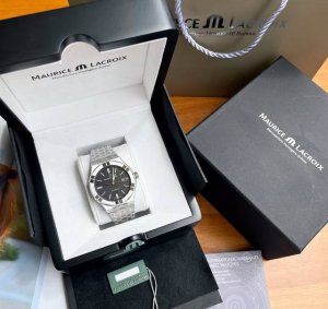 艾美3款可选 绝对的牛货。尊达大师的设计：鹦鹉螺、皇家橡树、纵横四海...当然都是买不起也买不到，只能望而兴叹。偶然发现这块艾美aikon，造型凌锐，触感柔和