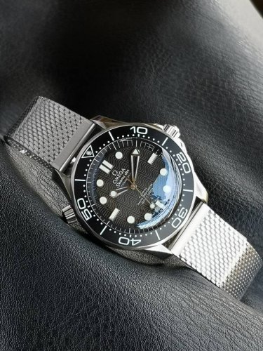 Or厂唯一原装开模对版的全新海马系列300米潜水表特别版。网带、胶带、折叠扣都是全新开模对版最新专柜官网的设计，耗时三年半研究开发出真正8806一体机芯。 1机