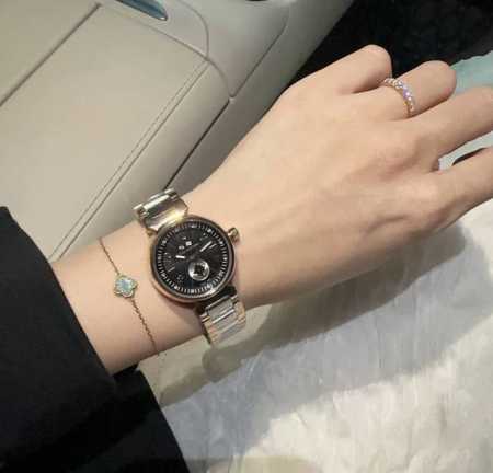 Lv 路易威登 2针半女款超火款 蓝宝镜面，不锈钢316精工外壳。简约时尚百搭休闲融为一体，显得格外优雅，以精致之态缱绻腕间，带来舒适的佩戴体验。 - 点击图像关闭