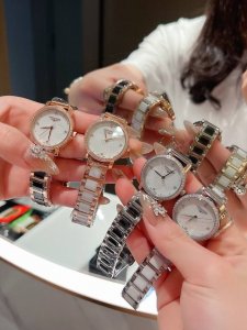 白 金 陶瓷20 浪琴-Longines简约大气女款 进口石英机芯 矿物质玻璃镜面 316L精钢表壳 直径30Mm厚8Mm 该款腕表备受女性喜爱，在不同的场合映