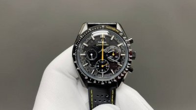 欧米茄 超霸月之暗面“阿波罗8号”的盘面、进行了模仿月球表面的雕刻，在装饰细节上，这次欧米茄在月之暗面使用了黄色点缀手表的计时指针，超强夜光，手动机械，直径44