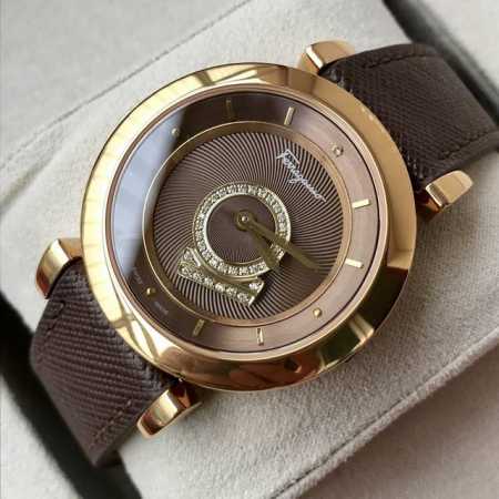 原盒:80 带全套包装！菲拉格慕fq4石英女表，保真！表径~37Mm，30米生活防水，防炫目蓝宝石玻璃，绝美表盘内“Gancino”标志可旋转，隐藏式把头设计， - 点击图像关闭