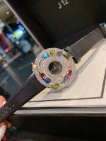 新款升级版本！ 宝格丽之高端珠宝系列精致腕表，整表采用镶嵌工艺，多达10颗彩色宝石环绕三圈锆石表圈，凸显贵气不凡。表盘36Mm，厚度8Mm，进口石英机芯，配绢丝