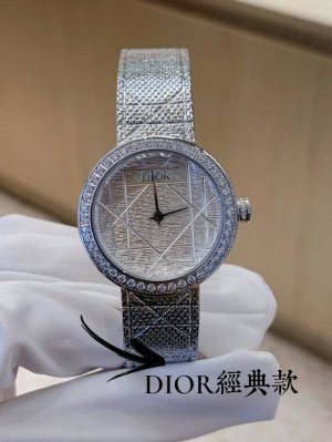 金白同价 迪奥La D My Dior Cd04111X1248 Cd04115X1251系列腕表。优美的弧线设计，搭配两枚利落指针、便以其极简之风，成为迪奥的