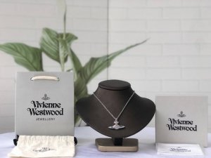 Vivienne Westwood 西太后 土星满钻镶钻项链 朋克教母Vivienne Westwood惯用的皇冠、星球及骷颅、以高彩度的色泽出现在胸针、手链、