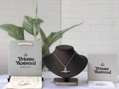 Vivienne Westwood 西太后 土星满钻镶钻项链 朋克教母Vivienne Westwood惯用的皇冠、星球及骷颅、以高彩度的色泽出现在胸针、手链、