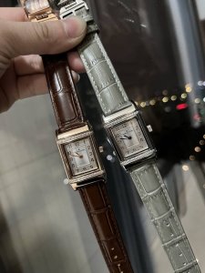 金+20新款积家经典翻转系列高级女士腕表[飞吻][飞吻]精钢表壳，独特设计180度旋转翻盖，内置瑞士石英机芯，走时精准稳定！真皮表带，尺寸1比1，尺寸：23*3