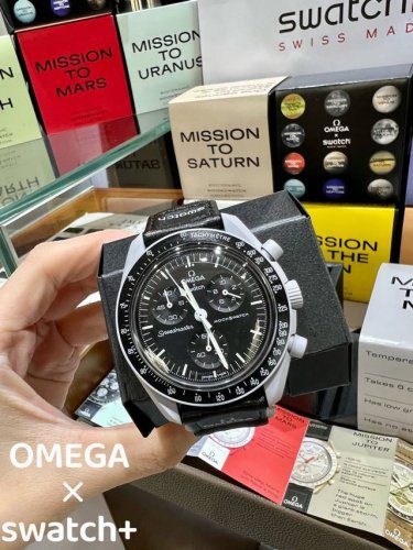 Swatch 联名腕表 与斯沃琪的联名款“天花板版本”来啦 装配Etag10212机芯 机芯 ▲看完不上当 正面区别 第1点区别最直观在于市场货塑料感十足，与表