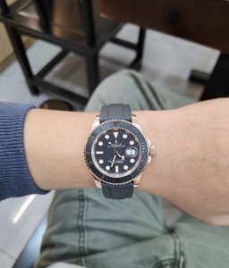 我超喜欢的劳力士126655玫瑰金游艇来辣 昨天一个美女小姐姐找我收的这一只 年2月卡的劳力士游艇名仕M126655-0002玫瑰金游艇 今天也是到啦 18K玫