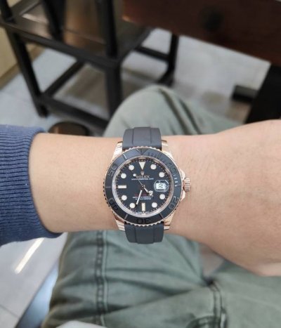 我超喜欢的劳力士126655玫瑰金游艇来辣 昨天一个美女小姐姐找我收的这一只 年2月卡的劳力士游艇名仕M126655-0002玫瑰金游艇 今天也是到啦 18K玫