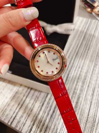 批P光圈 钻圈 伯爵“时来运转”顶级奢侈品入门款 第一眼看到它的时候我一眼就中，首先是外观设计足够百搭，旋转式表圈可自由转动，外层一圈可来回转动 很有寓意、一起 - 点击图像关闭