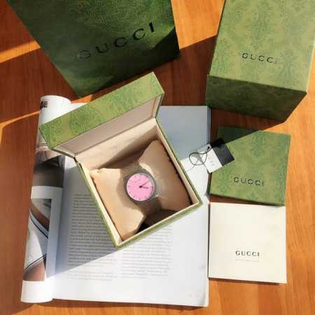 原盒:30 Gucci 古驰25H系列腕表，开启这场名为“多彩游戏”的角逐实力抢占时尚c位。这款腕表用玻璃的色彩取代传统表盘，根据光线的照射让其呈现不同的色彩 - 点击图像关闭