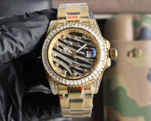 新品 劳力士顶级玩物毒货 不喜欢撞款街表水鬼的你 他绝对是你的知音 用劳力士最经典的潜航系列水鬼作为原型 经过圈口的二次改装 然后镶嵌顶级天然皓石 大闪亮 难度