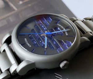 戴上瞬间被镂空老鹰齿轮迷晕！机械芯运作肉眼可见，齿轮咬合声像暗黑系Asmr，白盘透窗配西装像斯文败类，搭工装裤秒变机能风大佬。43Mm表盘存在感炸街，钢带贴合手