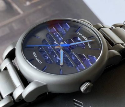 戴上瞬间被镂空老鹰齿轮迷晕！机械芯运作肉眼可见，齿轮咬合声像暗黑系Asmr，白盘透窗配西装像斯文败类，搭工装裤秒变机能风大佬。43Mm表盘存在感炸街，钢带贴合手