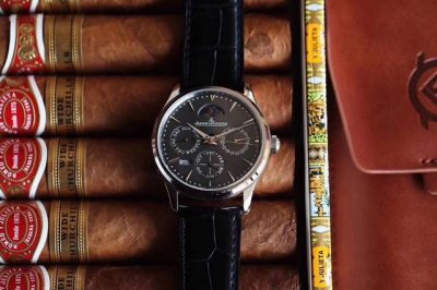 复刻界的又一历时时刻，名表三大复杂功能之一的“万年历”研发成功！V9积家大师万年历自动机械表 官方型号：白面130842J，黑面1308470，金面130252