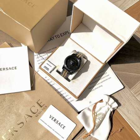 Original 范思哲 Versace 专柜新款verd系列，神秘时间石英男式腕表，表径～43Mm，简约双指针，镂空表壳，双层蓝宝石玻璃，表盘中央有3D美杜莎 - 点击图像关闭