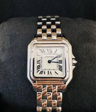 卡地亚猎豹Cartier卡地亚猎豹 年Wspn0006，石英机芯，表径22×30Mm，表壳厚度6Mm，镀银表盘，剑形蓝钢指针，镶嵌一颗凸圆形合成尖晶石，蓝宝石玻