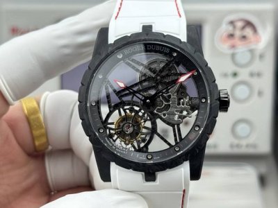新厂-New Factory』罗杰杜彼碳纤维V4版 陀飞轮。 DDD 特别说明！！！ DDD 机心内部镂空框架结构！爱表人士都知道机芯是手表最关键与核心技术！为
