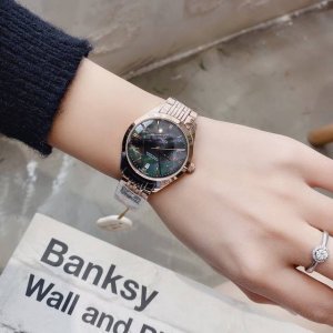 光圈 钻圈 ，金白同价 最新首发 细致腕美 谐美不朽 无暇挑剔 特别设计！ 品牌 :鸥米茄 实物更美 值得推荐 类型 ：精致名典女士腕表 表带 ：316精钢表带